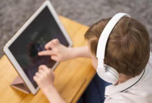 garoto-jogando-no-tablet (1)